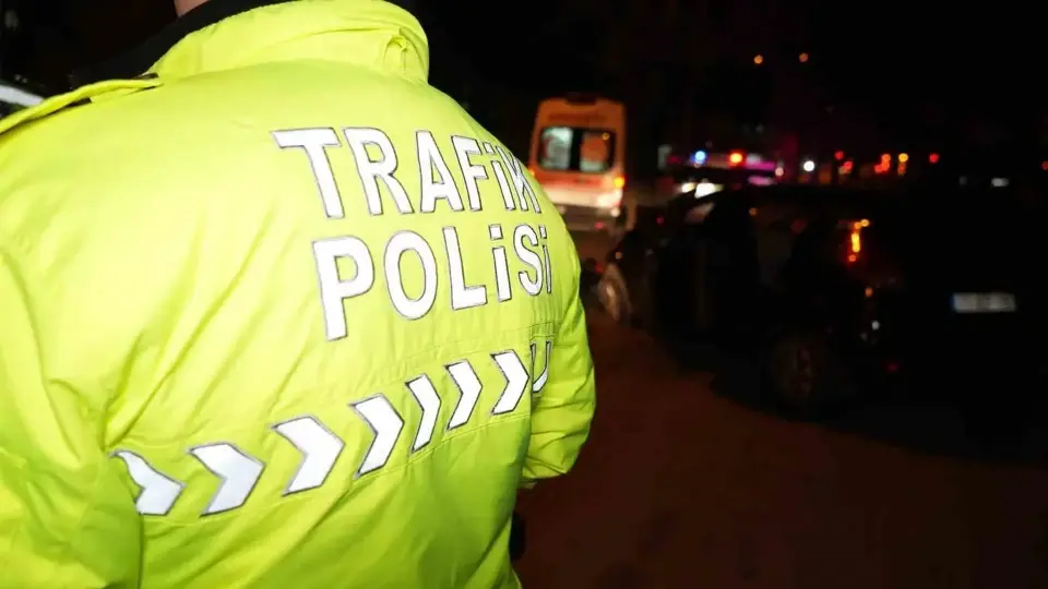 Kırıkkale’de otomobil ağaca çarptı: Millet Bulvarı’ndaki kazada üç kişi yaralandı | YEREL HABERLER