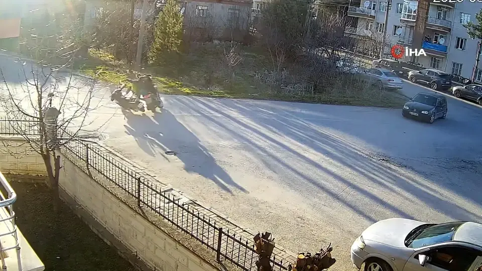 Afyonkarahisar’da motosikletlerin çarpıştığı kaza kamerada