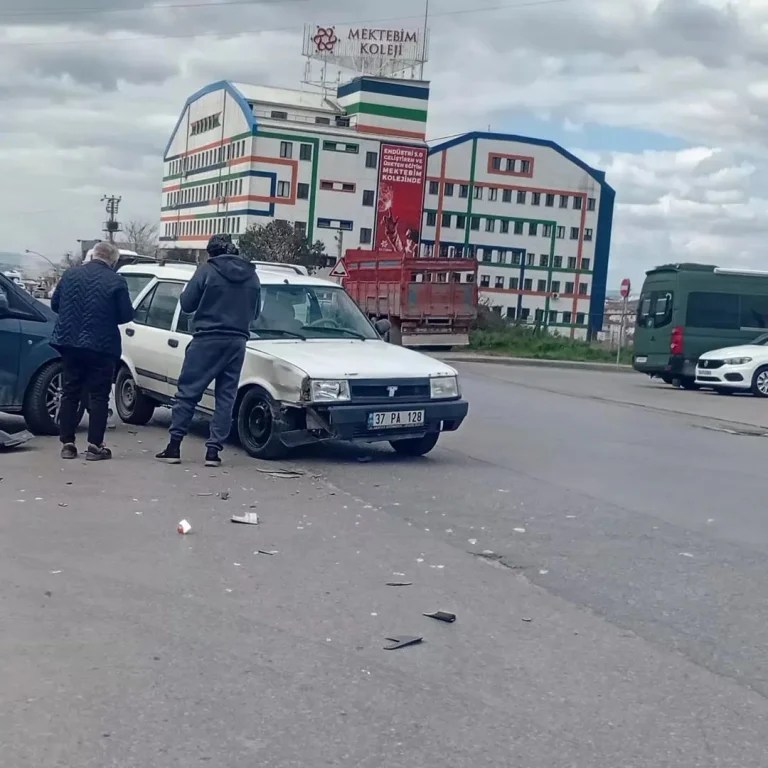 Bağdat Caddesi’nde maddi hasarlı kaza!
