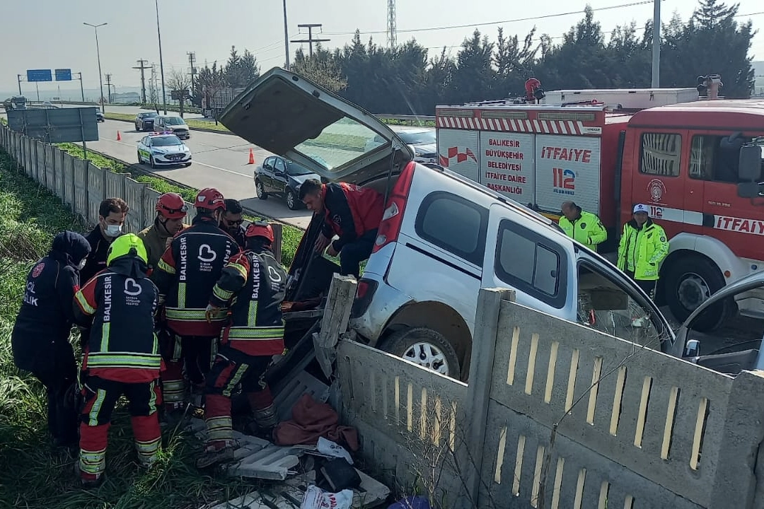BANDIRMA’DA TEK TARAFLI TRAFİK KAZASI: 2 KİŞİ YARALANDI