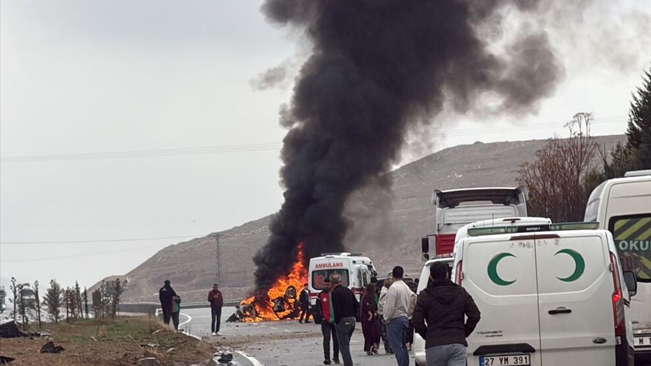 Batman'daki trafik kazasında araç alev aldı: 2 yaralı