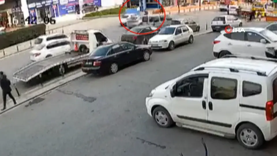 Küçükçekmece’de otomobil iki kadına çarptı, kaza anı kamerada