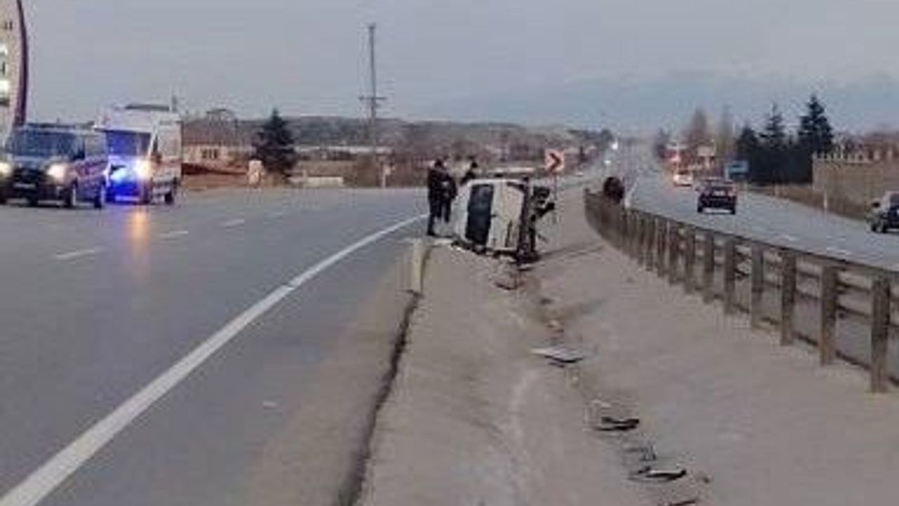 Trafik kazası: Hafif ticari araç refüje devrildi, 5 kişi yaralandı