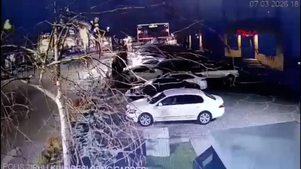 Bingöl’de iki otomobil çarpıştı: Araç valilik bahçesine girdi