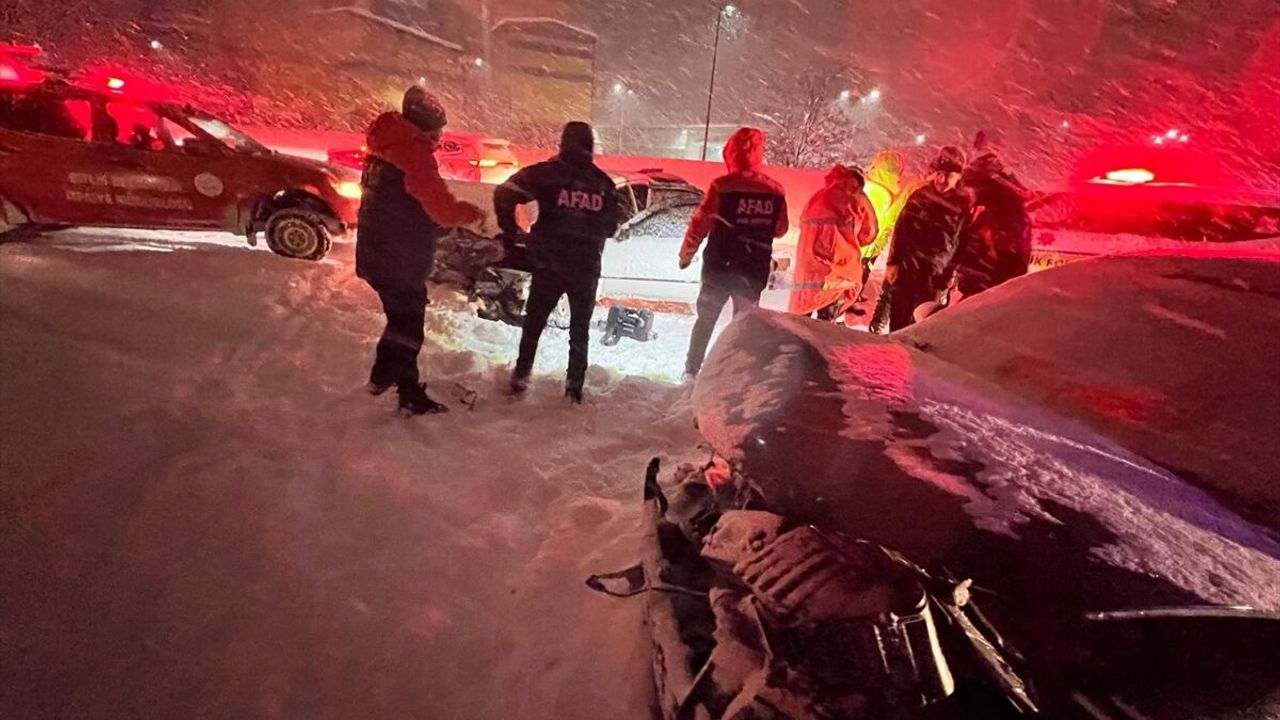 Bitlis'te iki aracın çarpıştığı trafik kazasında 1'i ağır 7 yaralı