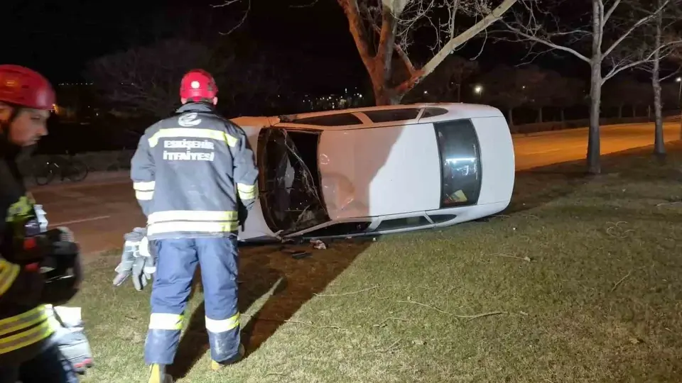 Eskişehir’de korku dolu dakikalar! Otomobil takla atıp ağaca çarptı: 21 yaşındaki sürücü araçta sıkıştı