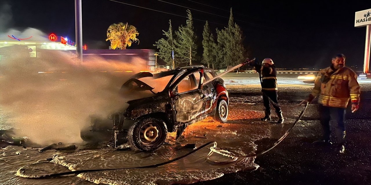 Hatay’da kaza yapan otomobil alev aldı.