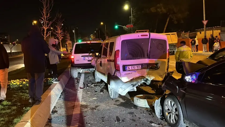 Küçükçekmece’de zincirleme kaza: 8 araç birbirine girdi, 2 kişi yaralandı | YEREL HABERLER