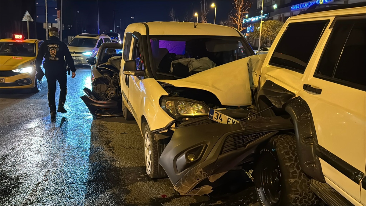 Küçükçekmece’de zincirleme trafik kazasında 2 kişi yaralandı