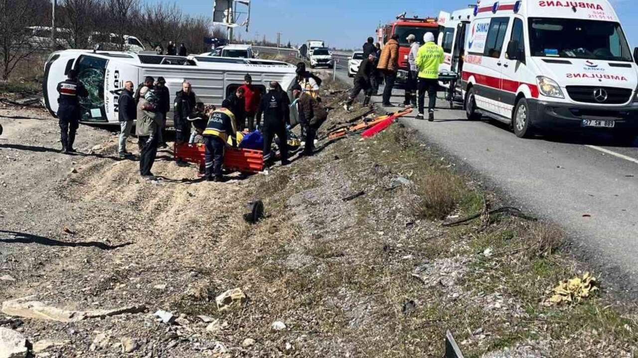 Sultandağı’nda trafik kazası: Minibüs tırın çarpmasıyla savruldu