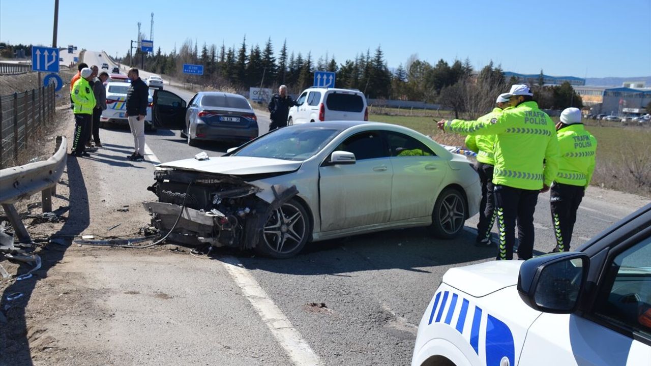 Ankara'da trafik kazası: Bariyere çarpan aracın sürücüsü yaralandı