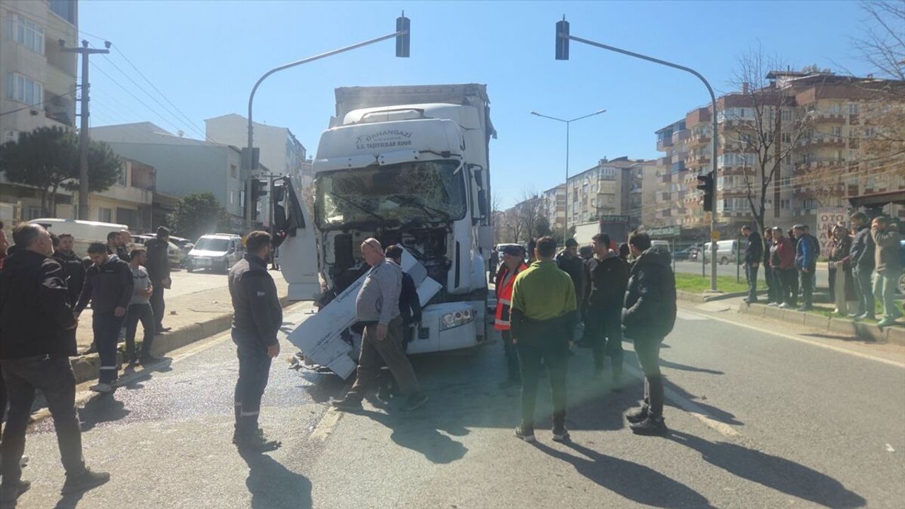 Bursa'da 3 aracın çarpıştığı trafik kazasında 5 yaralı