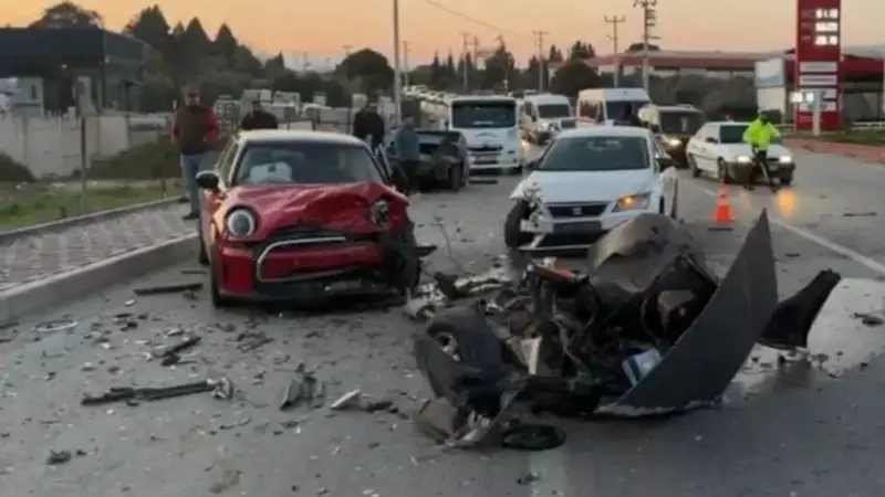 İzmir'de zincirleme kaza: Üç yaralı
