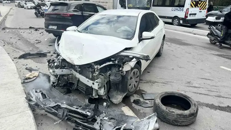 Sarıyer’de otomobil karşı şeride geçti: Zincirleme kazada dört yaralı