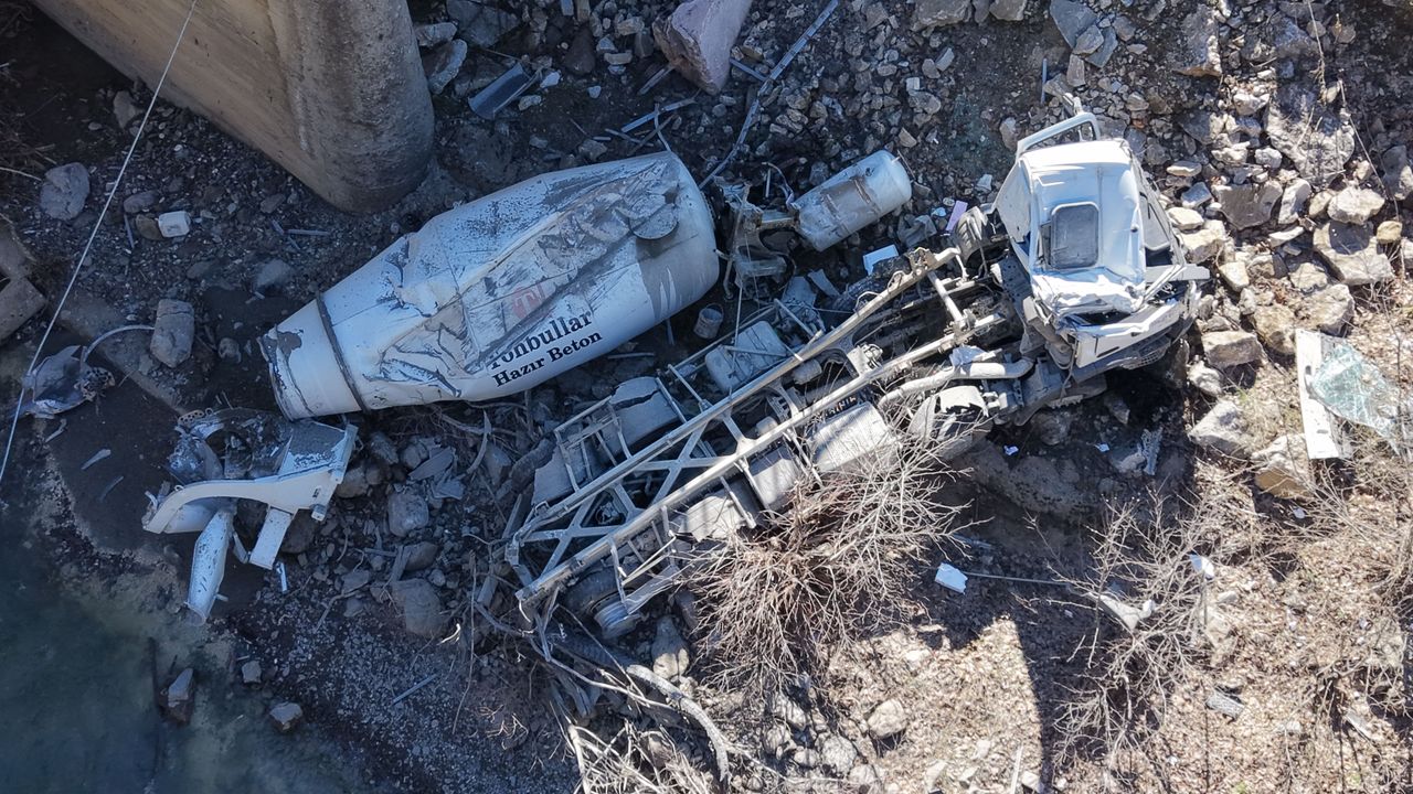Kastamonu'da feci kaza: Beton mikseri köprüden düştü, sürücü ağır yaralı