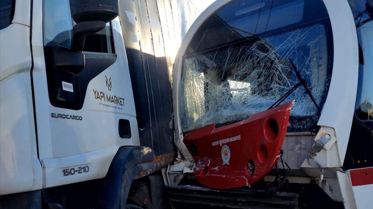 Samsun'da tramvayla kamyonun çarpıştığı trafik kazasında 3 yaralı