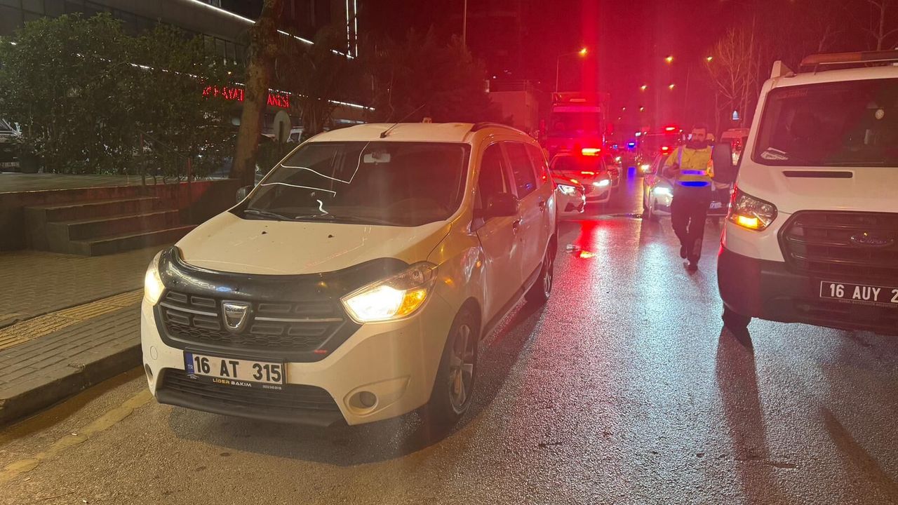 Bursa'da arabanın tırın altına girdiği trafik kazasında 1 ağır yaralı