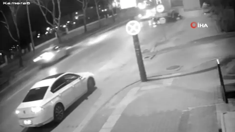 Bursa’da otomobil tıra çarptı; kaza anı güvenlik kamerasında
