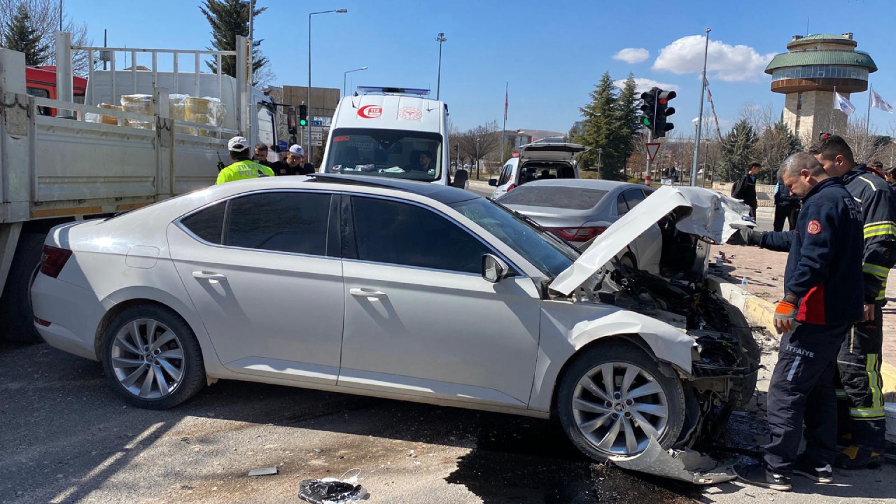Elazığ'da iki otomobil çarpıştı: 6 yaralı