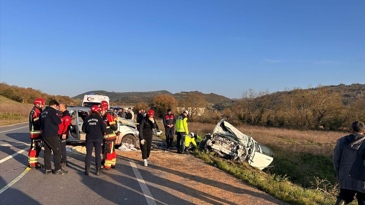 SON DAKİKA: Balıkesir'de iki aracın çarpıştığı trafik kazasında 1 ölü, 2 yaralı