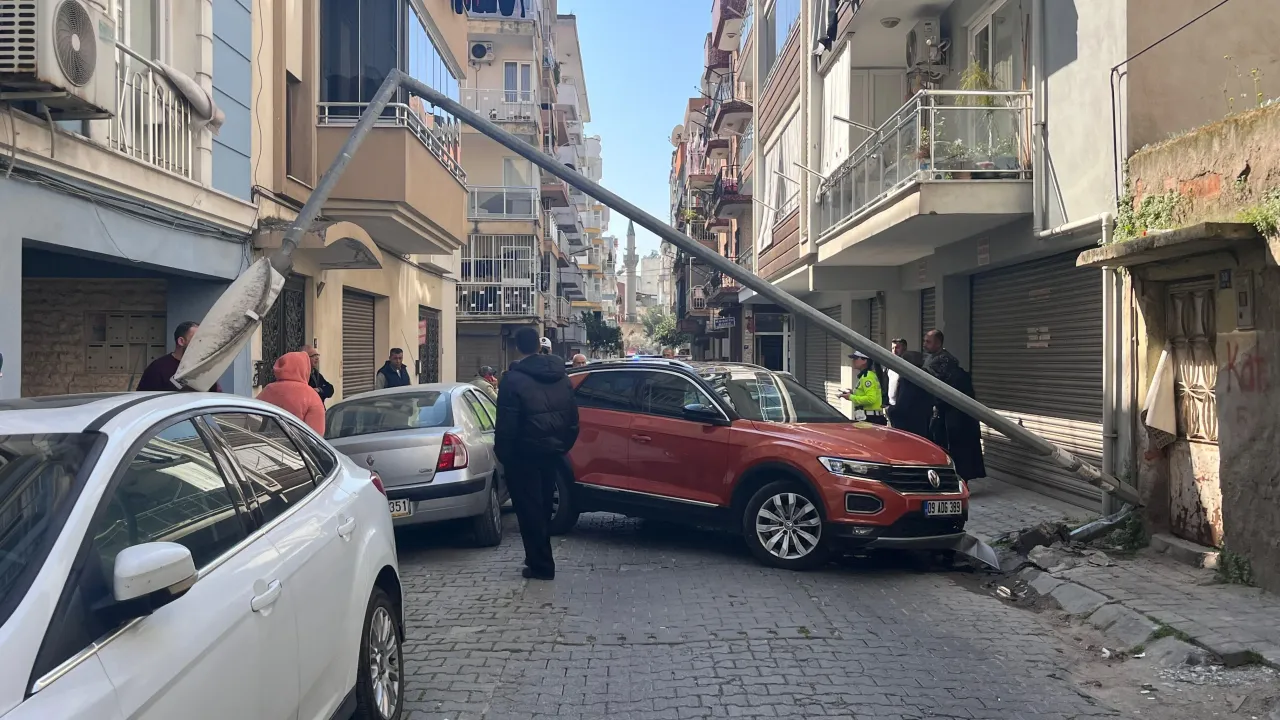 Kontrolden çıktı, aydınlatma direğine çarptı: 3 araçta hasar oluştu!