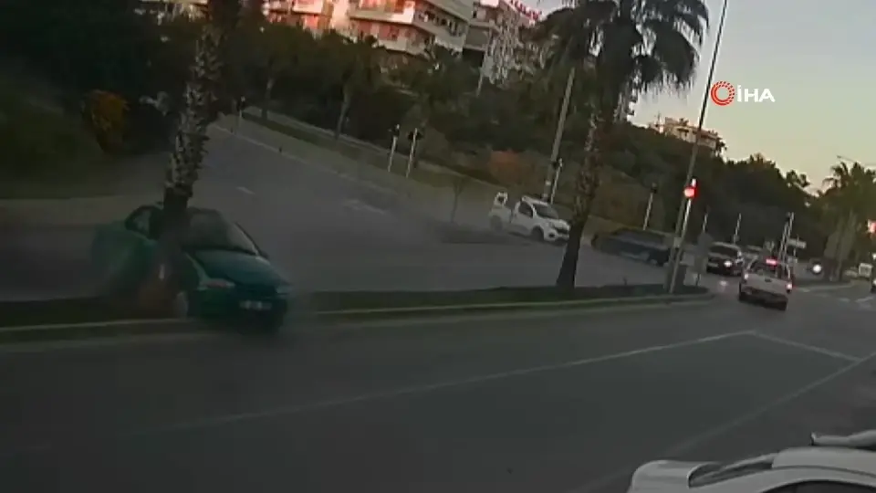 Manavgat’ta trafik kazası: Otomobil palmiyeye çarptı, sürücü kurtuldu