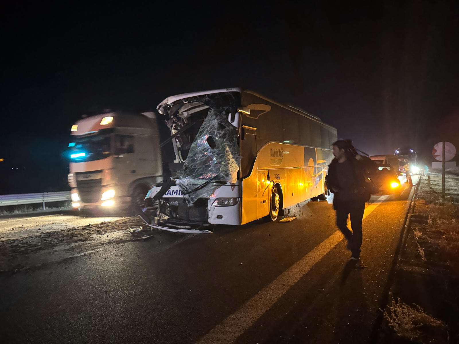 Anadolu Otoyolu'nda kaza: Hostes öldü, 15 yaralı