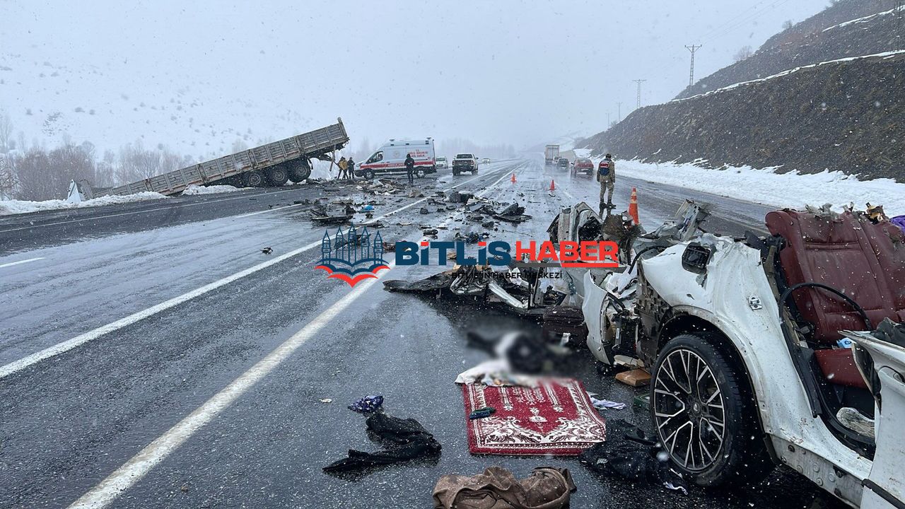 Bitlis-Van Yolunda Feci Kaza: 2 Ölü, 3'ü ağır 5 Yaralı