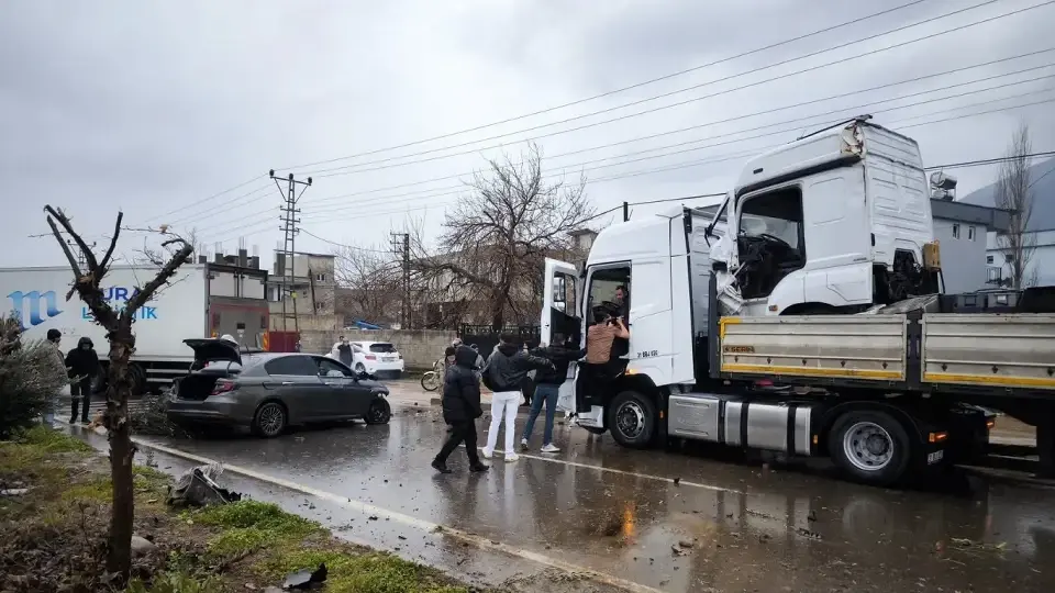 Gaziantep'te trafik kazası: Otomobil önce direğe sonra TIR'a çarptı