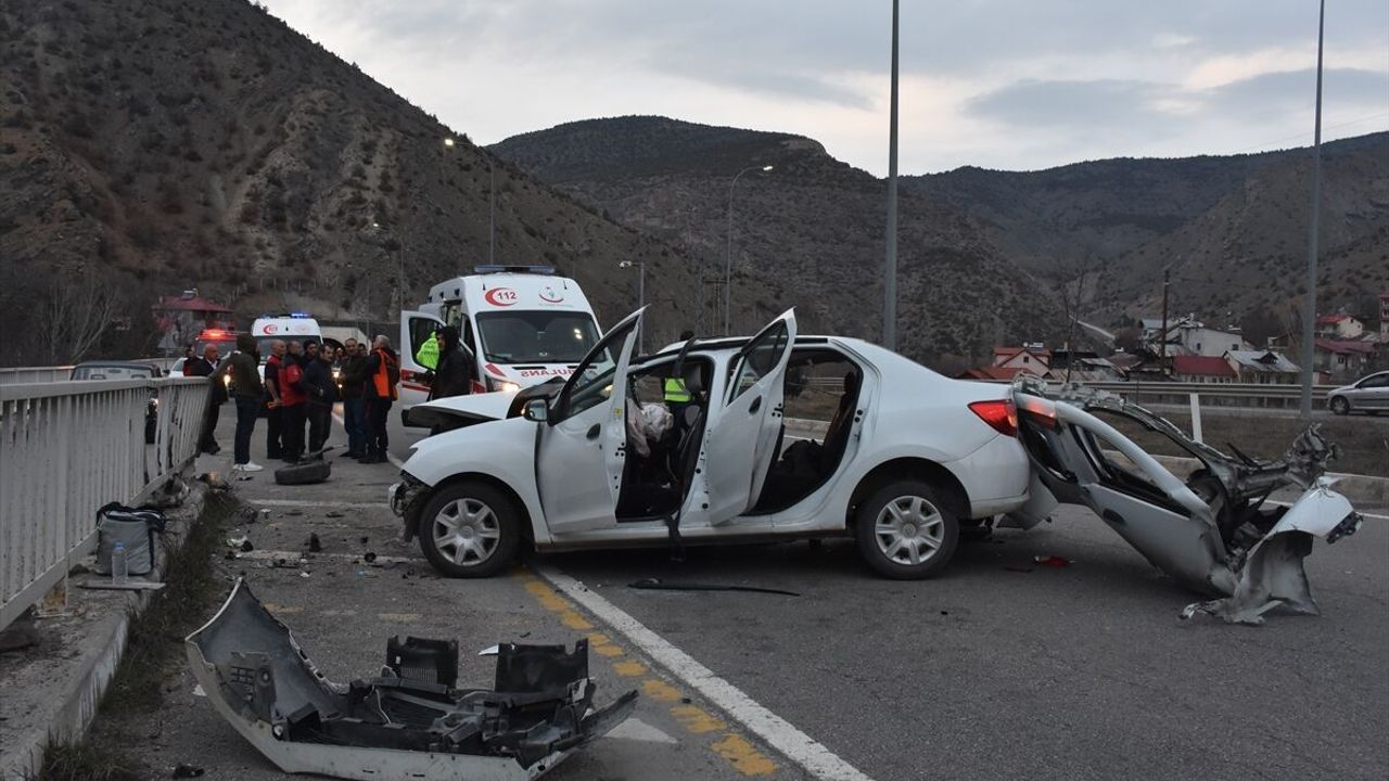 Gümüşhane'de arabanın bariyerlere çarptığı trafik kazasında 3 yaralı
