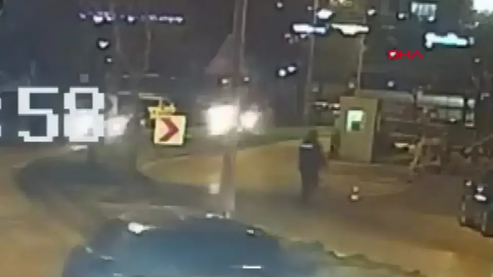 Kartal’da trafik denetiminde motosiklet sürücüsü ağaca çarptı