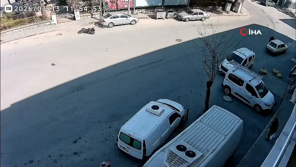 Manisa’da U dönüşü kazası: Motosiklet sürücüsü park halindeki aracın altına girdi