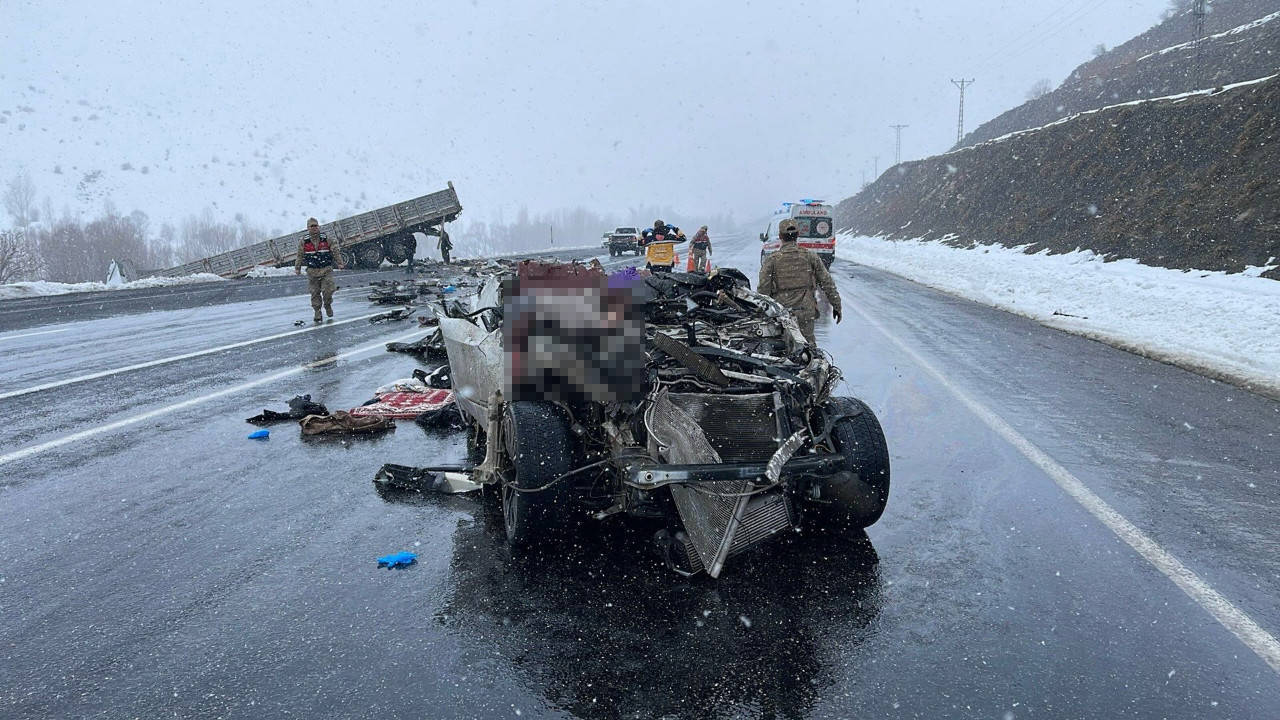Tatvan-Van yolunda feci kaza: Kafa kafaya çarpıştılar... 2 ölü, 5 yaralı