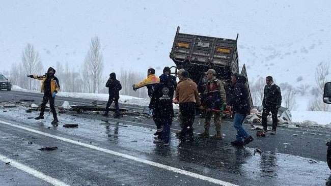 Tatvan’da feci kaza: 2 ölü, 5 yaralı