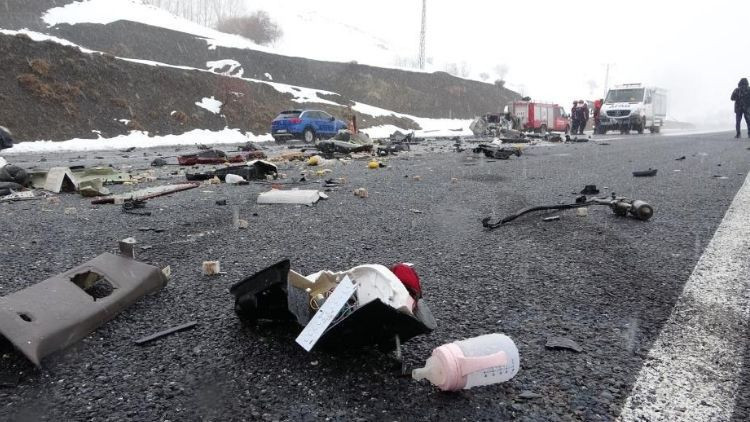 6 aylık bebek hayata tutunamadı… Feci kazada ölü sayısı 3’e çıktı