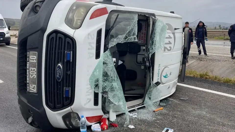 Adana’da ambulans kazası: Ön lastiği patlayan ambulans devrildi, üç sağlık çalışanı yaralandı | YEREL HABERLER