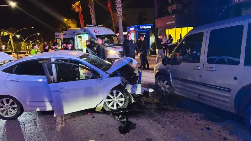 Antalya'da iki otomobilin çarpıştığı kazada üç yaralı