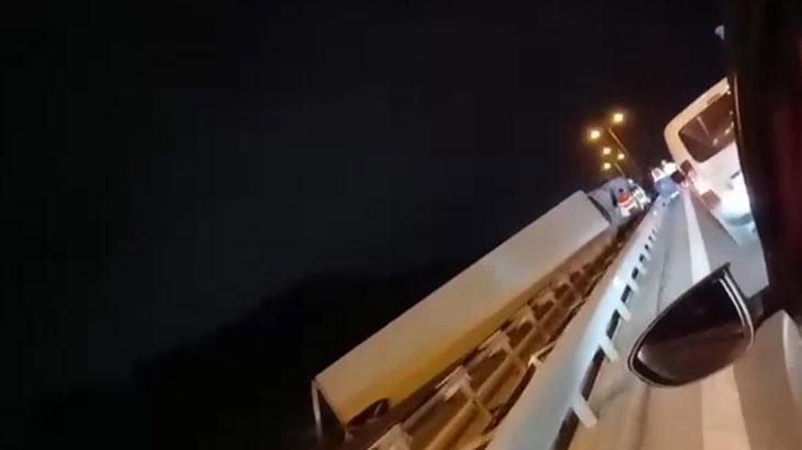 Büyükçekmece TEM Otoyolu'nda TIR devrildi; trafikte yoğunluk oluştu