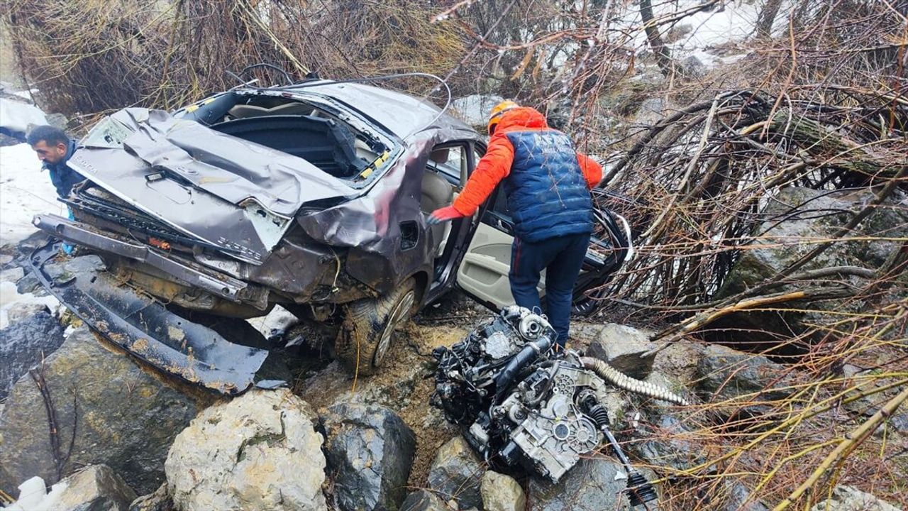 Hakkari'de trafik kazası: 200 metrelik şarampole yuvarlanan arabanın sürücüsü hayatını kaybetti