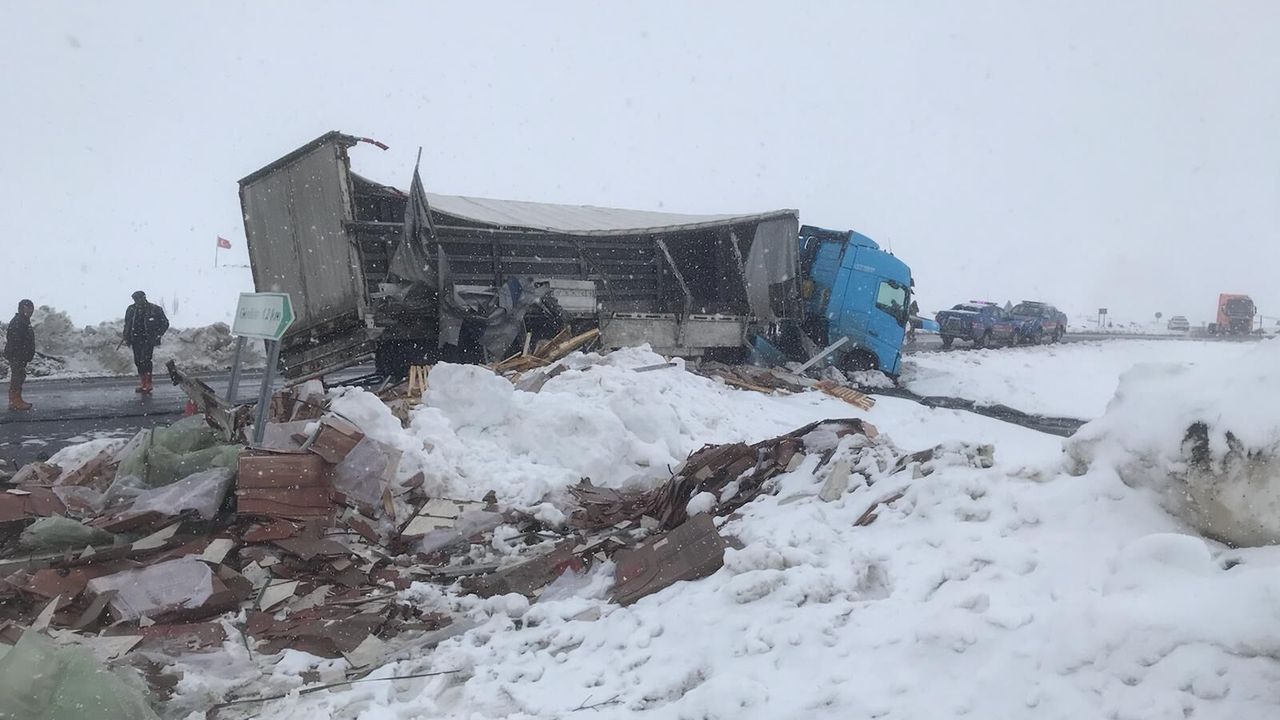 Kars'ta tanker ve tırın çarpıştığı trafik kazasında 2 yaralı: Yol ulaşıma kapandı