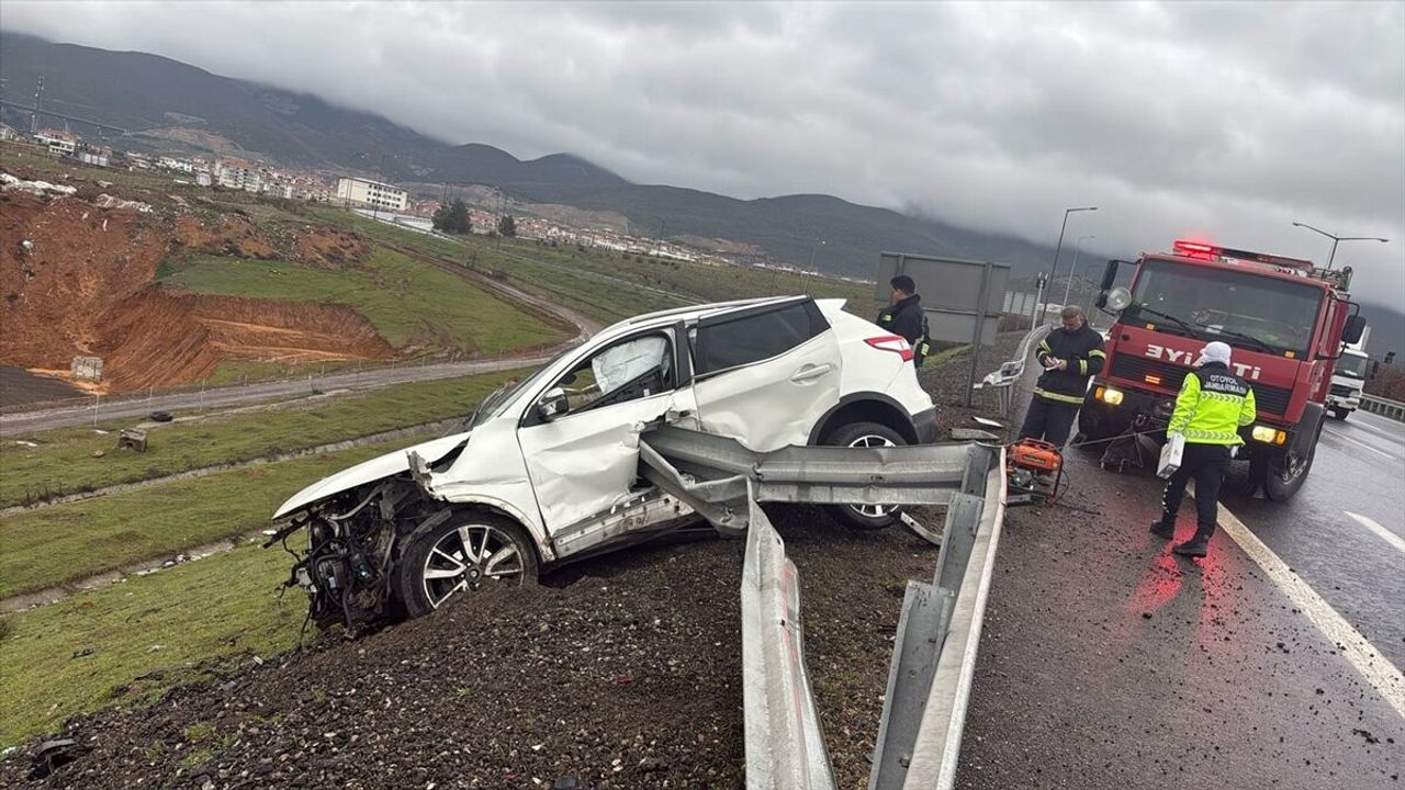 TAG Otoyolu'nda son dakika kaza: Bariyerlere çarpan araçta 1 ölü, 2 yaralı