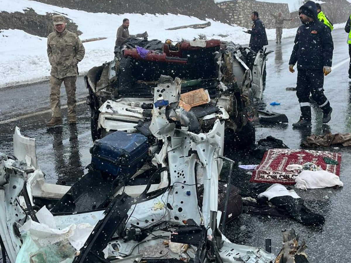 Van'da korkunç kaza! Aracı gören şoke oldu: 2 ölü, 3 yaralı