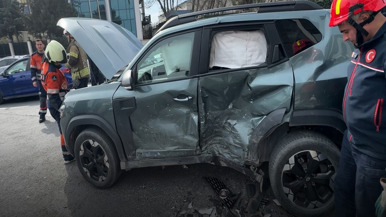 Avcılar’da ara sokaktan kontrolsüz çıkan araç kaza yaptı: 1 Yaralı