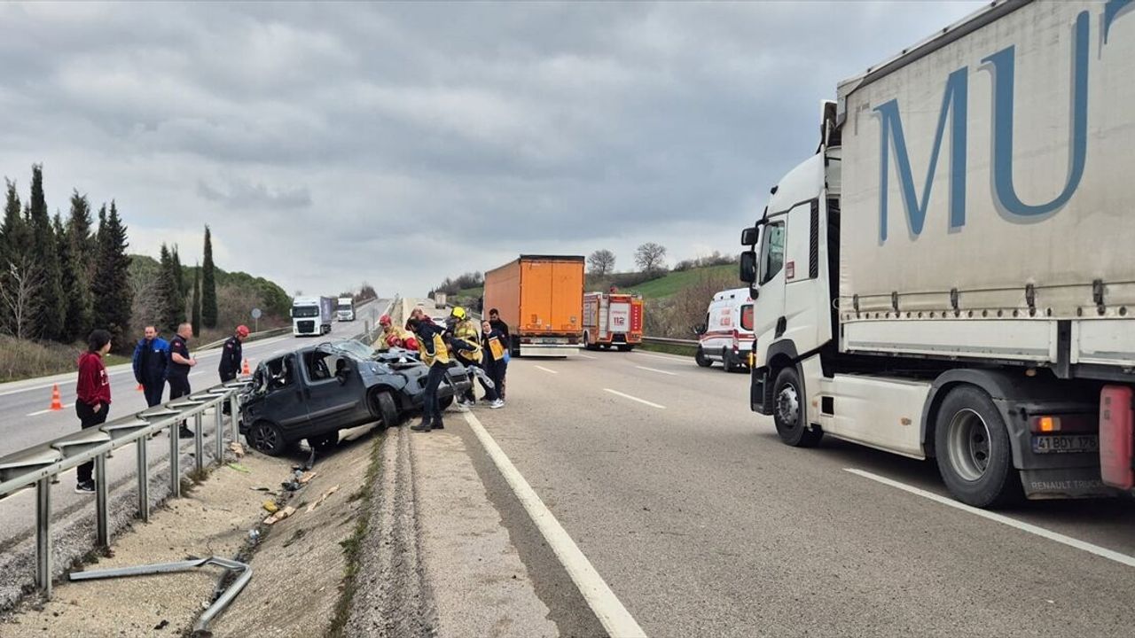 Bursa'da aracın refüje devrildiği trafik kazasında 5 yaralı
