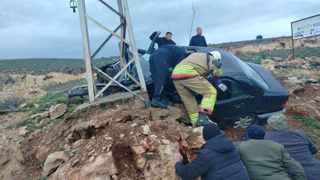 Hatay'da arabanın direğe çarptığı trafik kazasında sürücü öldü