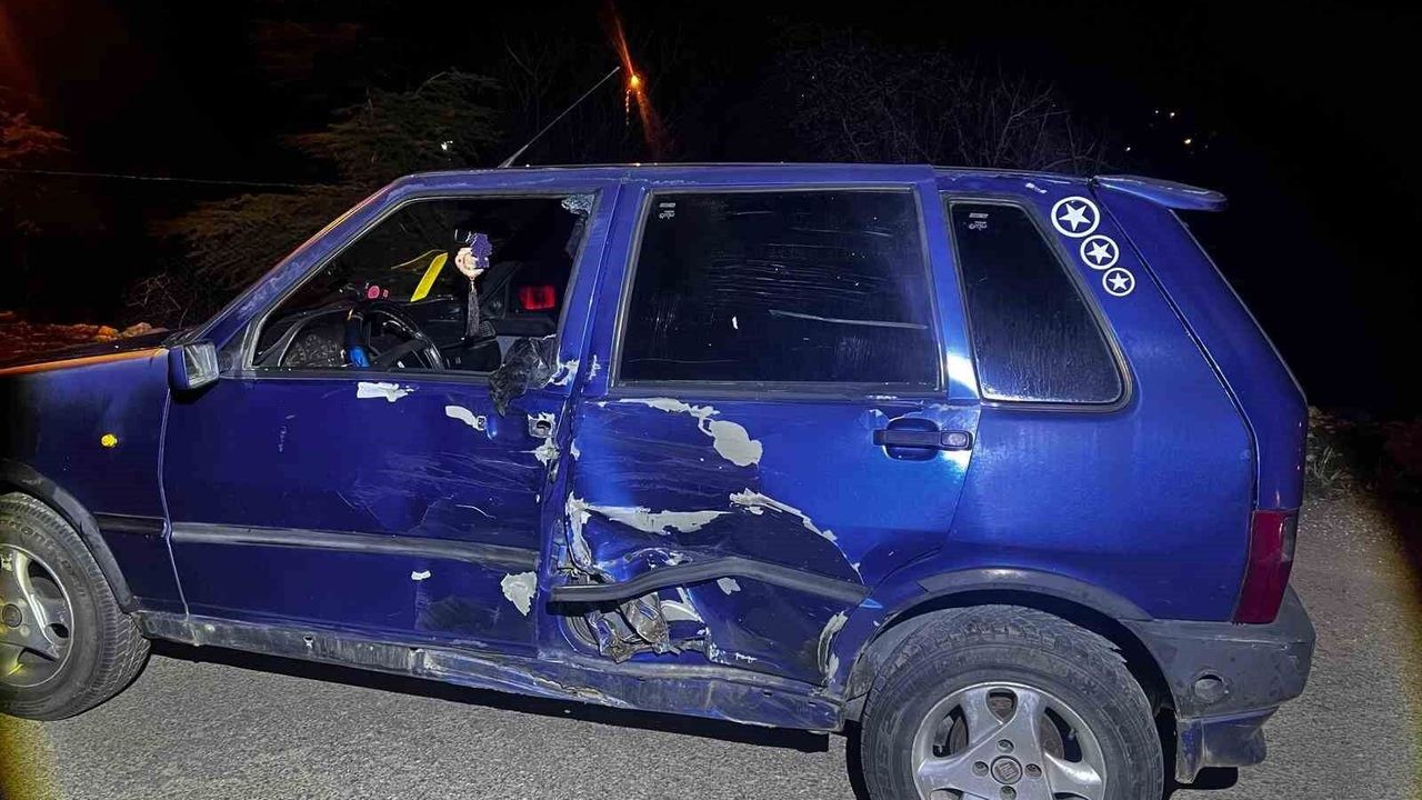 Otomobilin motosikletle çarpıştığı kaza esnasında 2 kişi yaralandı