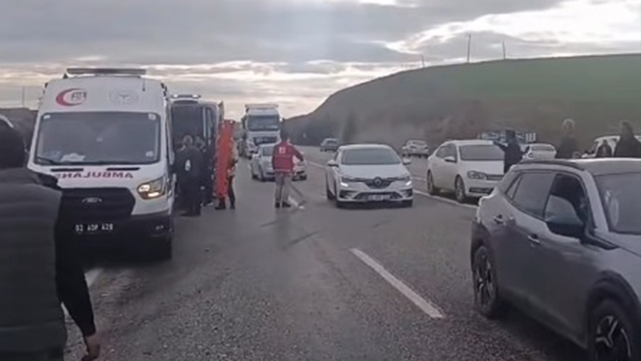 Adıyaman'ın Kahta ilçesinde trafik kazası: Hafif ticari araç ile otomobil çarpıştı, 5 kişi yaralandı