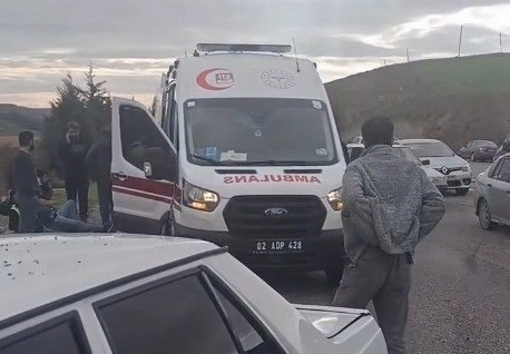 Hafif ticari araç ile otomobil çarpıştı: 5 yaralı