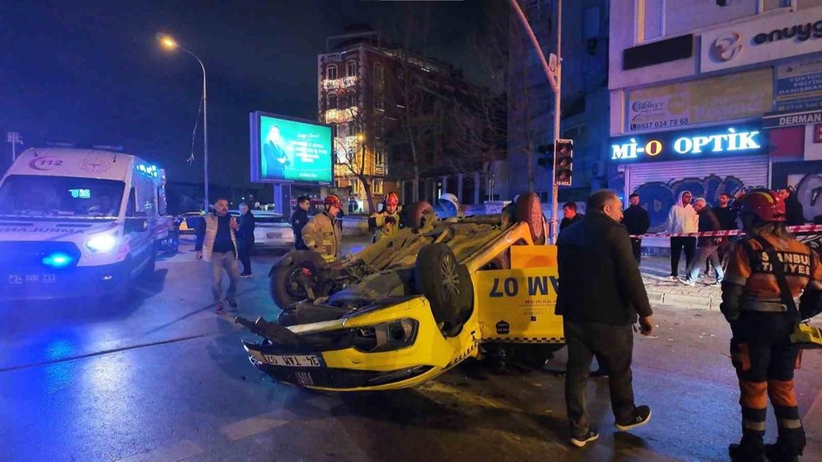 Kadıköy'de korkutan kaza! Taksi kontrolden çıktı