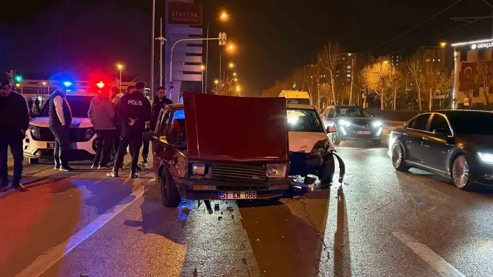 Kayseri’de korkutan çarpışma! Bulvar üzerinde iki otomobil birbirine girdi: Bir yaralı!